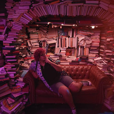 Aleks T (alisbookedup)