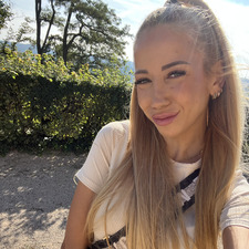 Александра Михова