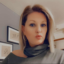 AMY Lyons