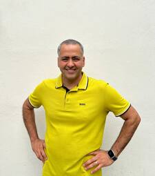 Ehsan Mozaffari pour