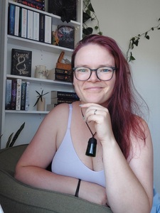 Dahné  "anotherbookchick"