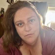 Kia (kiastillreadsandwrites)