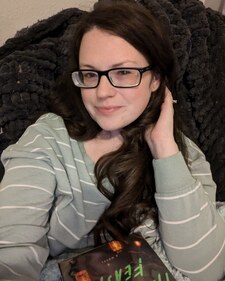 Destanee Bowman (Instagram destaneeslibrary) 