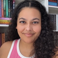 Mikaela T (mikaelabooks_)