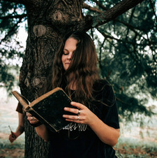 Danielle (cozycoffeebook_)