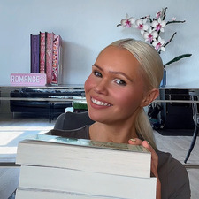 Katrine Reads