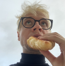 Paweł jedzący rogalika 