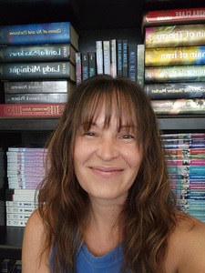Kari Tidwell (karisbookstodevour)