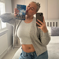 amelia ⊹ ࣪  ౨ৎ˚₊