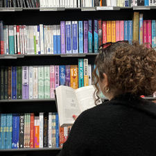 lisa's bookshelf :)