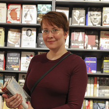 Tess (books.with.tess)