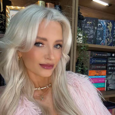 Fiona Reads ☁️🧸🪬🎧🗡️