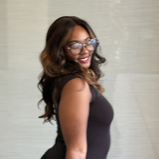 Vee the Reader Bee✨