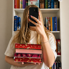 Каріна поміж рядків 📚
