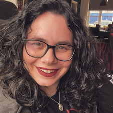 Renée - ChaoticBookVibes