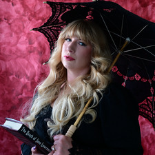 Laura (DearHauntedReader)