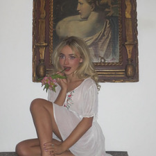mia ★