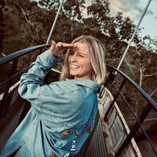 Iona Modra