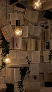 M. reads