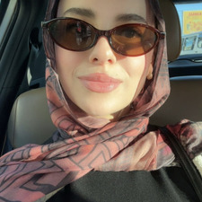 يـمنىٰ